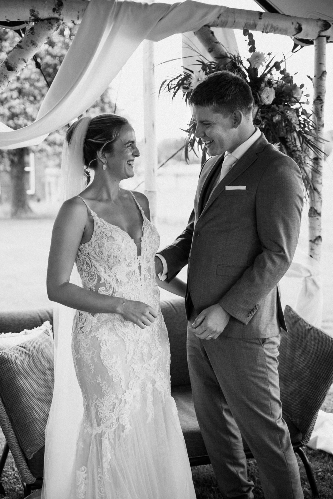 lindsay in haar trouwjurk zwart wit met haar man